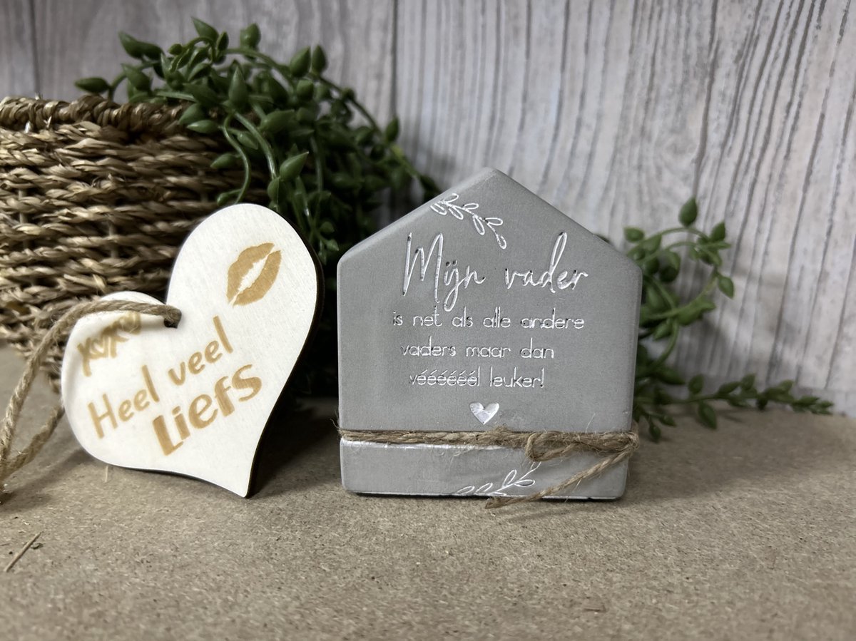 Creaties van Hier – Cement house Vader met houten hartje - 8 cm – Cement