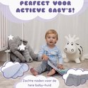 Baby zit op de grond met een pyjama set met 'I LOVE DADDY' print en gestreepte broek. Zachte naden worden getoond.