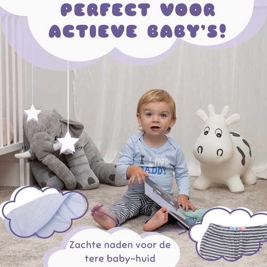 Baby zit op de grond met een pyjama set met 'I LOVE DADDY' print en gestreepte broek. Zachte naden worden getoond.