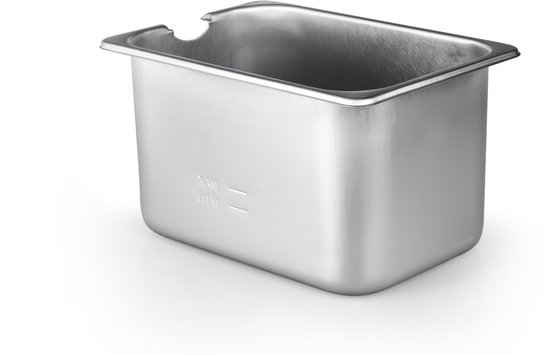 Een lege, zilverkleurige metalen frituurmand met handvat, op een witte achtergrond.