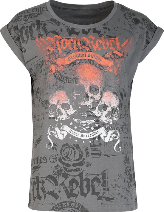 Grijs T-shirt met all-over print van doodskoppen en de tekst 'Rock Rebel Original Sinner Never Surrender'.
