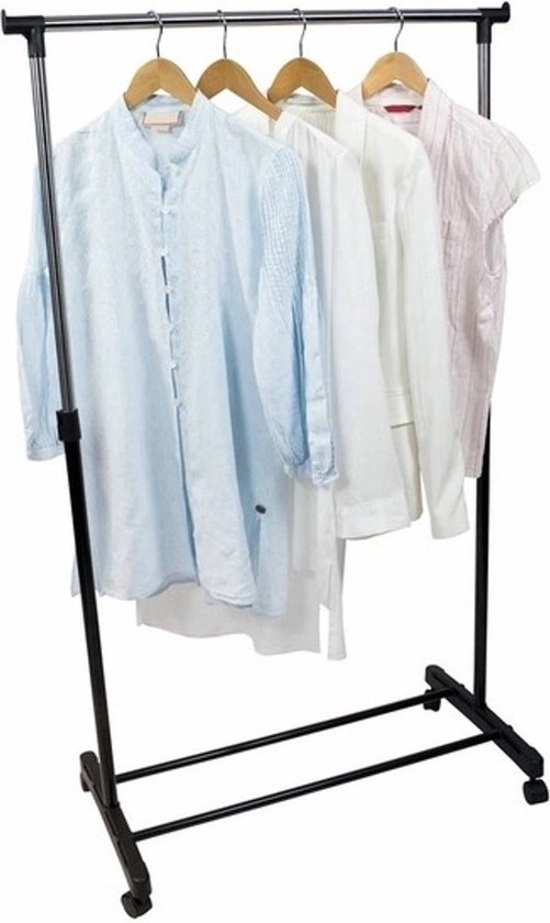 Kledingrek met vier lichte blouses, waaronder een lichtblauwe en witte.