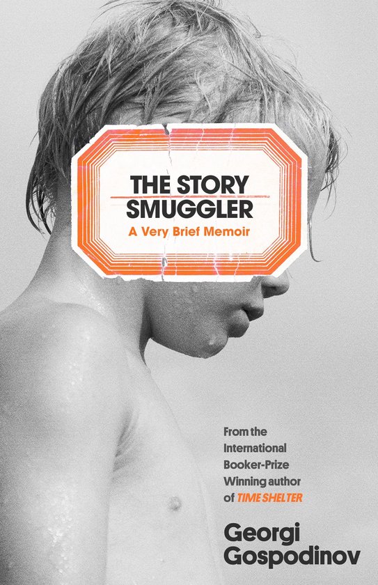 Couverture du livre « The Story Smuggler » avec un enfant au premier plan. Texte : « THE STORY SMUGGLER A Very Brief Memoir ».
