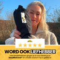 Vrouw met blonde haren houdt een zwarte, opgevouwen fietshoes vast. Vijf sterren.