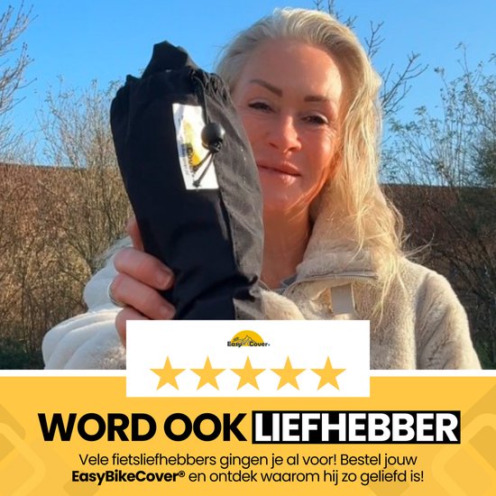 Vrouw met blonde haren houdt een zwarte, opgevouwen fietshoes vast. Vijf sterren.