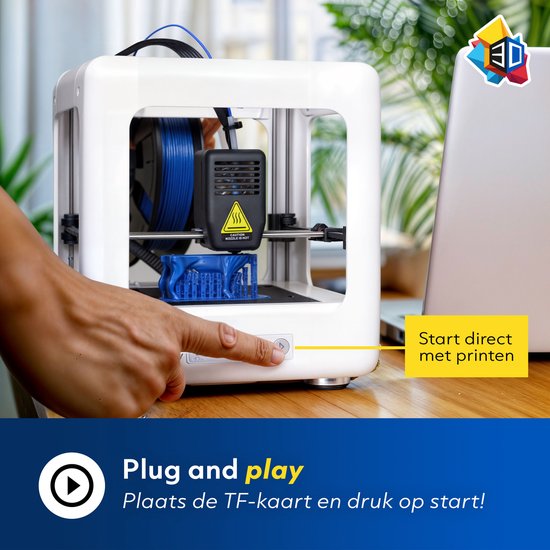 Witte 3D-printer wordt bediend door een hand die op de startknop drukt. Een blauw model is aan het printen. Tekst: 'Start direct met printen', 'Plug and play'.