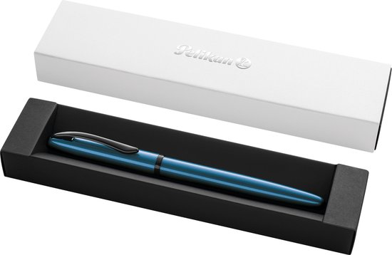 Stylo plume Pelikan bleu dans un support noir dans une boîte cadeau Pelikan blanche.