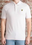 Borstweergave van een man in lichtpaars Lyle & Scott poloshirt met korte mouwen, kraag en gele vogel-logo.