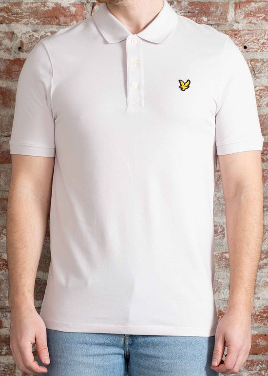 Borstweergave van een man in lichtpaars Lyle & Scott poloshirt met korte mouwen, kraag en gele vogel-logo.