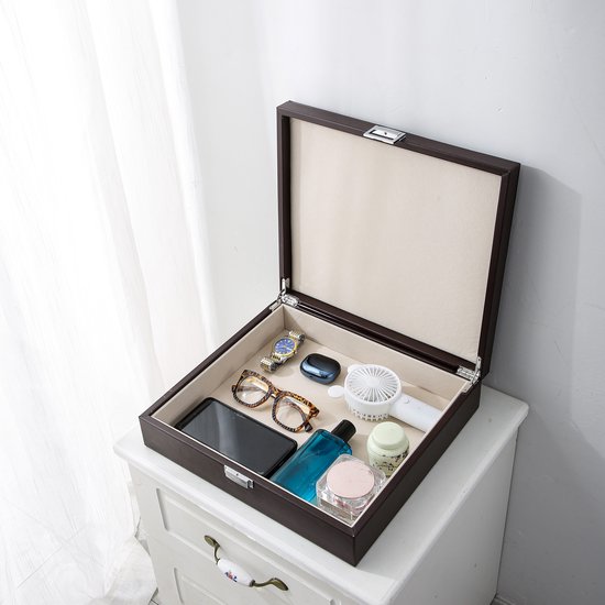 Bruine opbergdoos van Emilie Collection, open met horloge, bril, telefoon, parfum, ventilator.