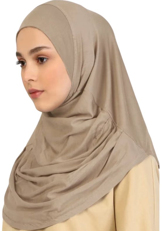 Vrouw met beige hijab, van opzij gefotografeerd. De hijab is van een zachte, gedrapeerde stof.