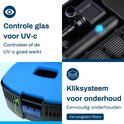 Blauwe filter spons en UV-C controle glas van een vijverpomp. Kliksysteem voor onderhoud.