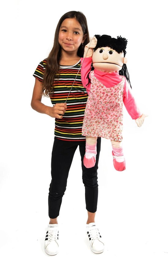 Meisje met een 25" handpop in een roze outfit met bloemenjurk. Ze houdt de pop vast met een armstok.