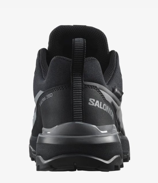 Achterkant zwarte Salomon X Ultra 360 GTX wandelschoen met reflecterende details en "SALOMON" logo.