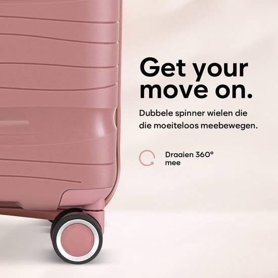 Detail van een roze koffer met golvend patroon, gericht op de dubbele spinner wielen.