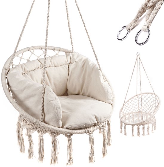Beige macrame hangstoel met franjes aan de onderkant en een comfortabel kussen. Touwen en metalen ringen voor bevestiging.