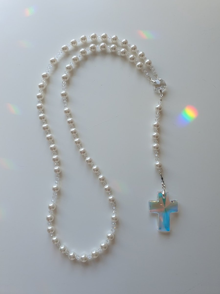 Rozenkrans, Paternoster gemaakt met Parels van Swarovski in de kleur White Pearl, met een prachtig Swarovski kruis in de kleur Aurora Boreale. Gebedssnoer, Kruisteken, Meditatie, Spiritueel, Geloof, Geloofssteken, Gebed, Gebedsketting, Kerstpakket Ca