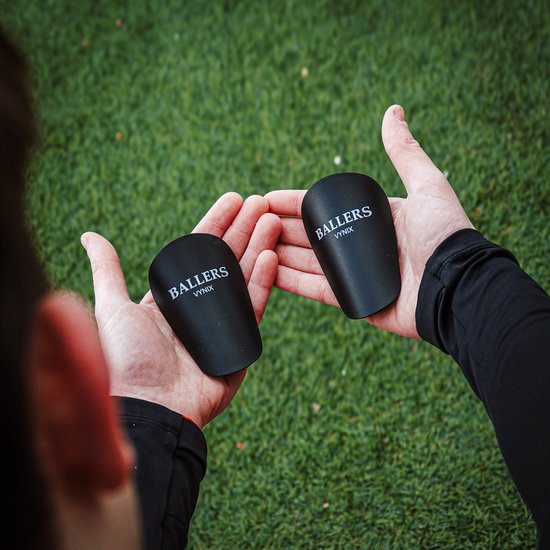 4 Stuks Mini-scheenbeschermers – EVA, 10x6 Cm, Zwart/wit, Lichtgewicht – Geschikt Voor Voetbal, Futsal En Indoor – Voor Heren, Dames En Kids