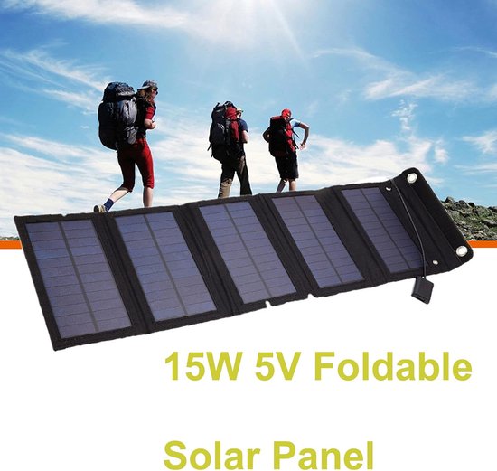 Een uitgevouwen zwart 15W 5V USB zonnepaneel met vijf rijen zonnecellen, op een achtergrond met wandelaars.