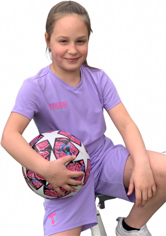 Een meisje in een lila sportset met bal.