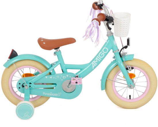 Vélo d'enfant turquoise avec roulettes, panier, selle marron et bord de jante rose.