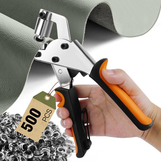 Hand met grommettang en lichtgroene leren stof, met een label "500 PCS" en bakje ringen.