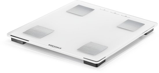 Witte digitale personenweegschaal met glazen oppervlak en vier zilveren sensoren, gefotografeerd op een zwarte reflecterende achtergrond.