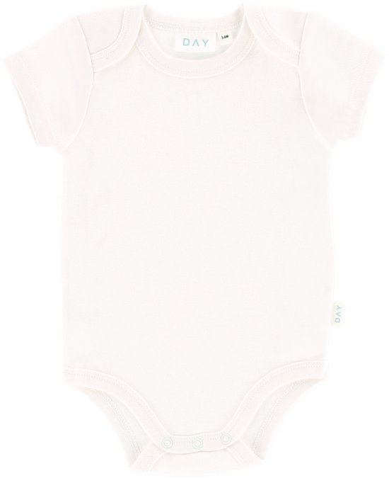 Body blanc cassé pour bébé à manches courtes, marque DAY visible sur le col et l'étiquette latérale.