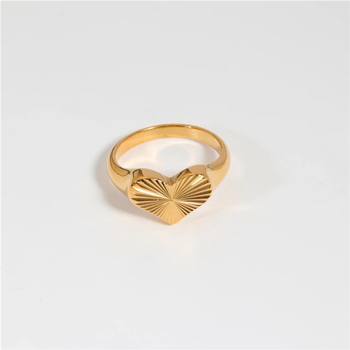 Ring Valentine - Maat 52 - Statement piece - Hart - Geribbeld hartje - Premium Stainless Steel - Goud kleurig - Hypoallergeen