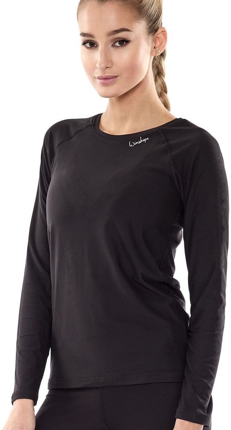 Close-up van zwarte top met lange mouwen met geborduurd logo.