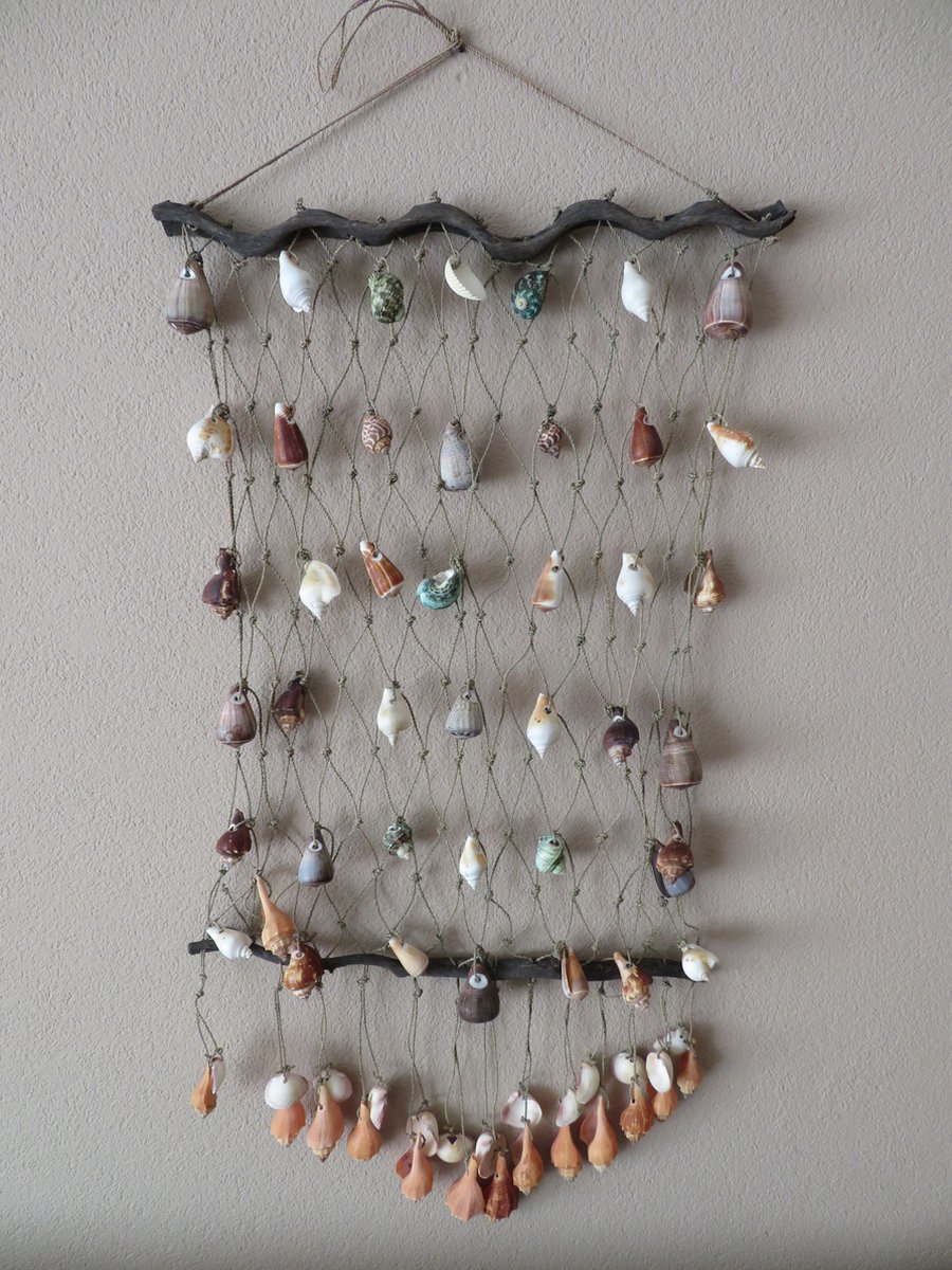Schelpennet - wanddecoratie schelpen - natuurlijke wanddecoratie - juten schelpennet - schelp - decoratie met schelpen - maritieme wanddecoratie - kuststijl decoratie - bohemien wanddecoratie - schelpenhanger - houten wanddecoratie -