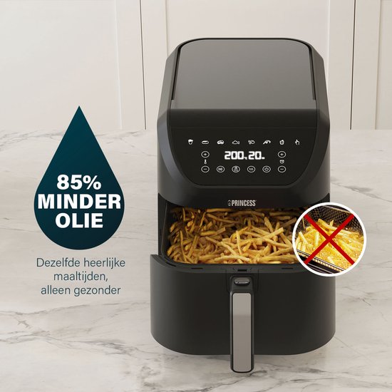 Zwarte Princess Airfryer op een aanrecht met veel frietjes in de lade. Een cirkel met een kruis door gefrituurde frietjes en de tekst '85% MINDER OLIE'.
