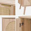 Detail van tv-meubel in houtdecor: gouden handgreep, deuren met rieten inzetstukken en schuine pootjes.