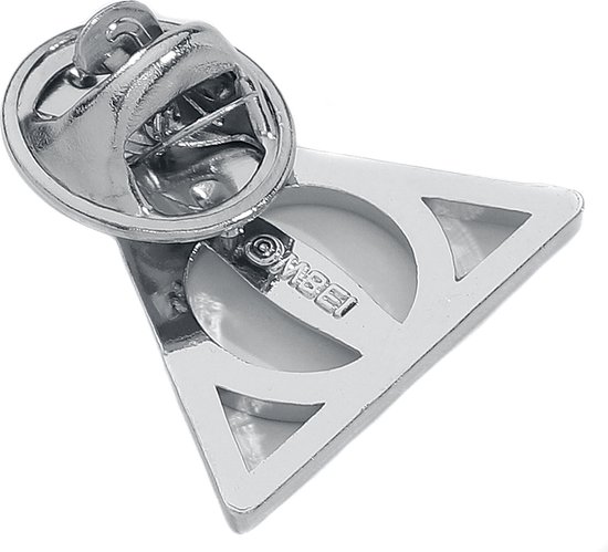Achterkant van een zilverkleurige Deathly Hallows pin met een gesp en tekst erop.