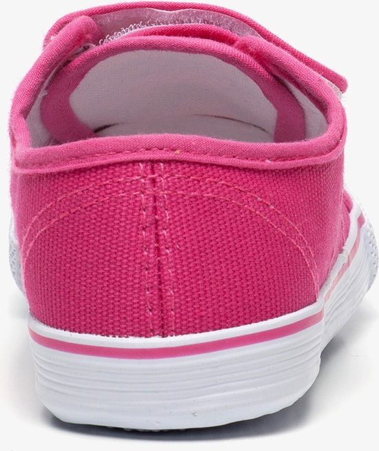 Achterkant roze canvas sneaker met klittenbandsluiting en witte zool.