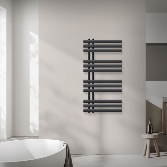 Antracietkleurige designradiator 500x1000 mm in een moderne badkamer met bad.