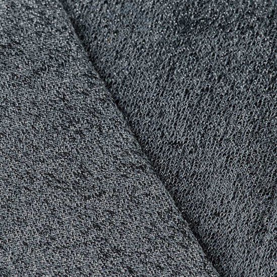 Close-up van een donkergrijze gebreide stof met zilveren glitters, met een diagonale naad.