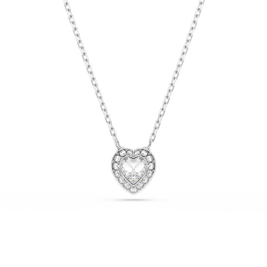 Zilverkleurige ketting met een hartvormige hanger, omringd door kleine steentjes.