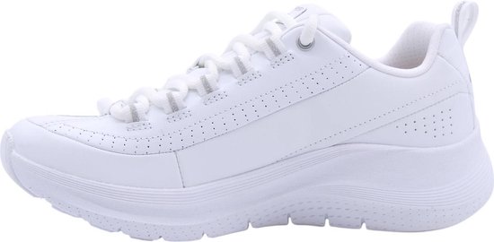 Zijaanzicht van een witte damessneaker met veters, S-logo en Arch Fit-details.