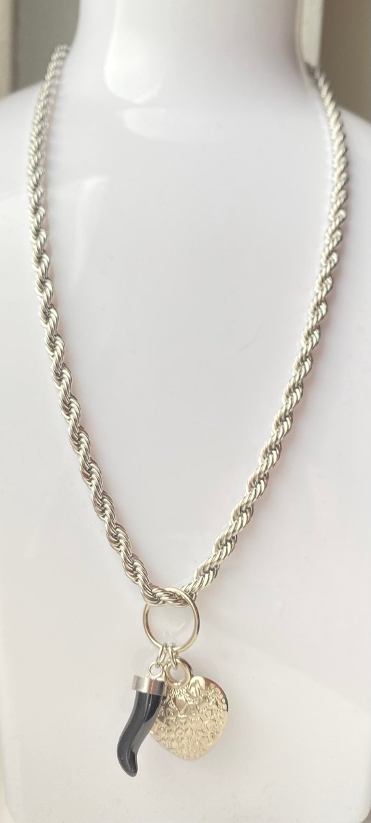 Luxe gedraaide zilver plated ketting met 2 bedels - waterproof - charms - necklace - gift - cadeau idee vrouw - moeder - kerst - valentijn