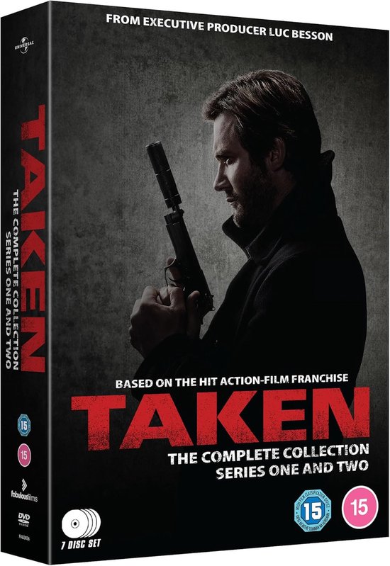 Liam Neeson met een pistool, in het zwart gekleed, op de cover van de serie Taken. 7 disc set.