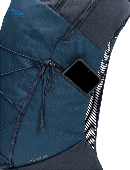 Donkerblauwe Vaude rugzak, detail van het telefoonvakje met een smartphone.