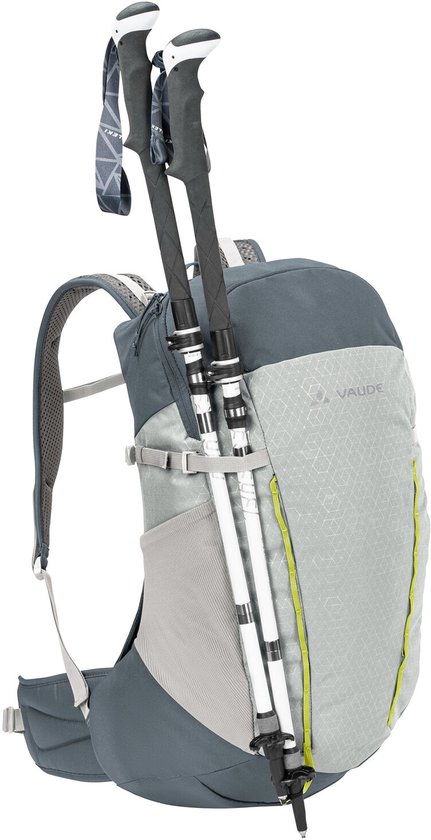 Grijze Vaude rugzak met wandelstokken aan de zijkant, met een lichtgrijs voorpaneel met geometrisch patroon.