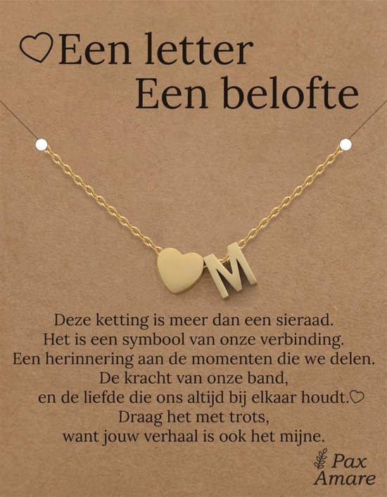 Gouden ketting met een hartje en de letter M, op een kaart met tekst.