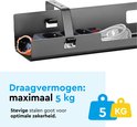 Zwarte metalen kabelgoot met stekkerdozen en witte kabel, met tekst 'draagvermogen: maximaal 5 kg'.