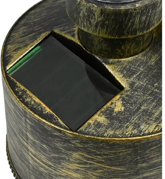 Goudkleurige Benson LED olielamp op zonne-energie, close-up van het zonnepaneel in de basis.