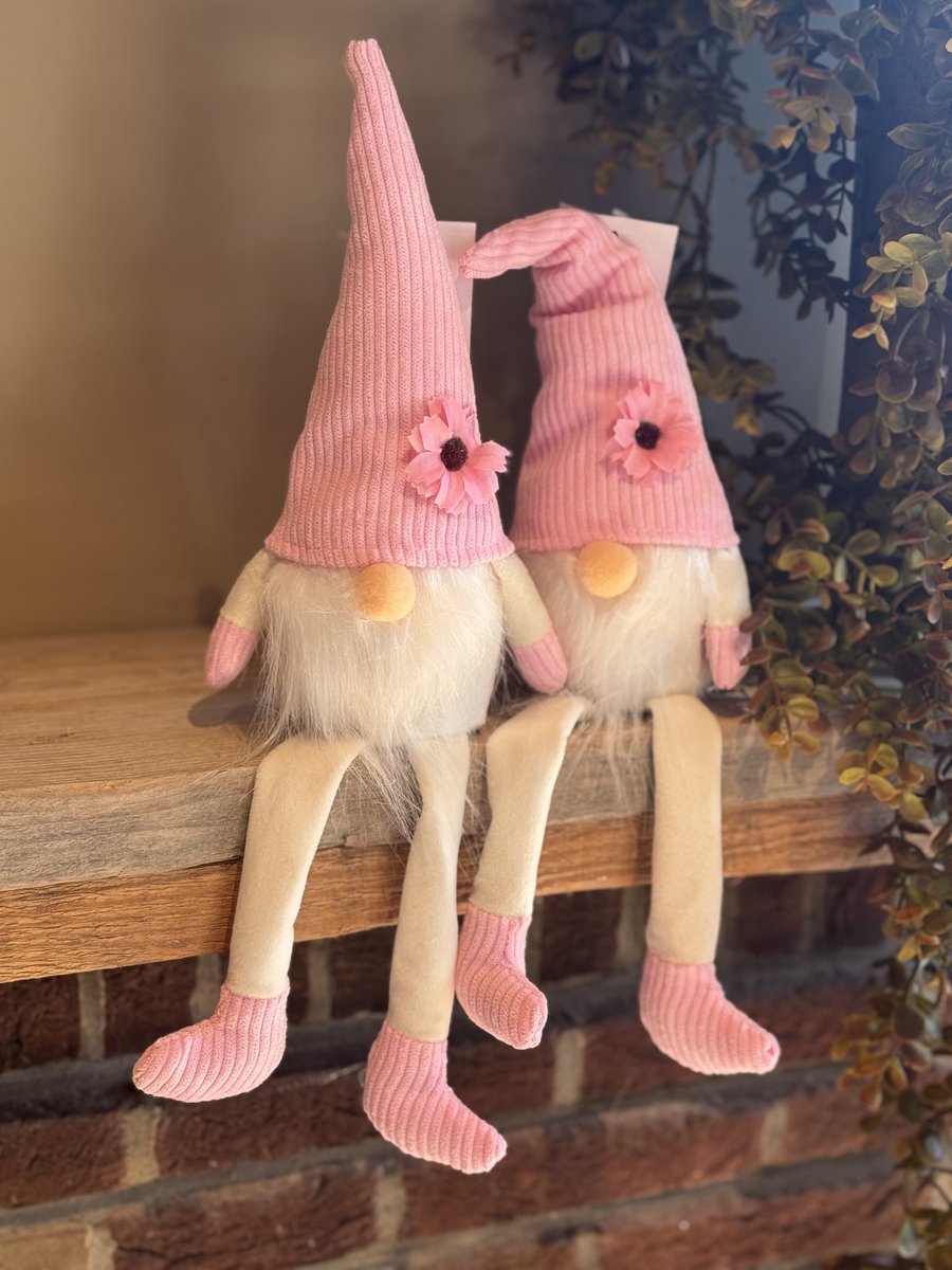 Gnoom Roze met bungelende benen, met bloem en buigbare muts