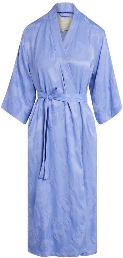 Lavendelblauwe kimono met een subtiel bloemenjacquardpatroon, met ceintuur en driekwart mouwen.