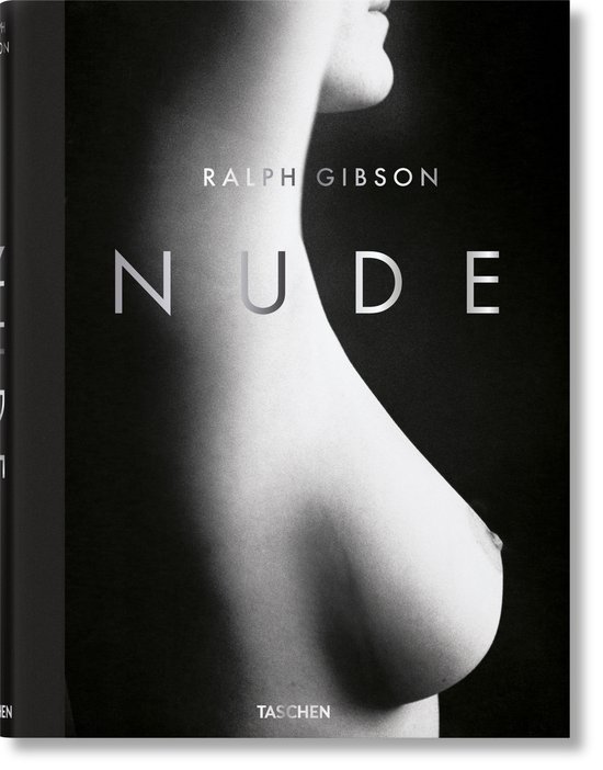 Boek 'Nude' van Ralph Gibson, uitgegeven door Taschen. Zwart-witfoto van een borst.