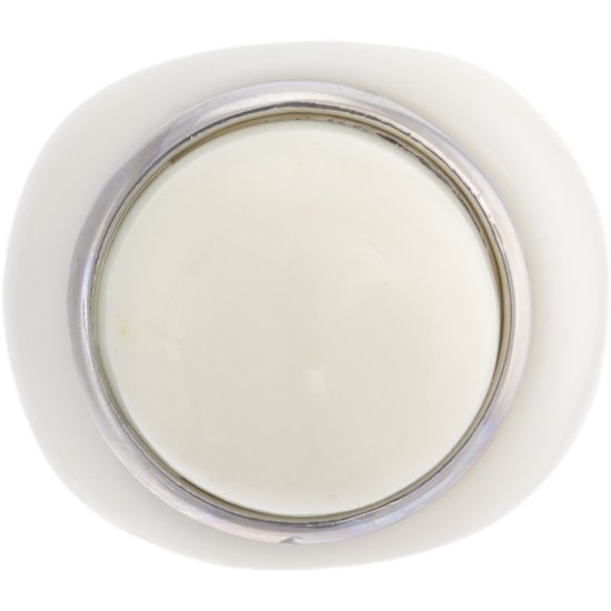 Crème-witte kunststof ring met zilverkleurige omlijsting.
